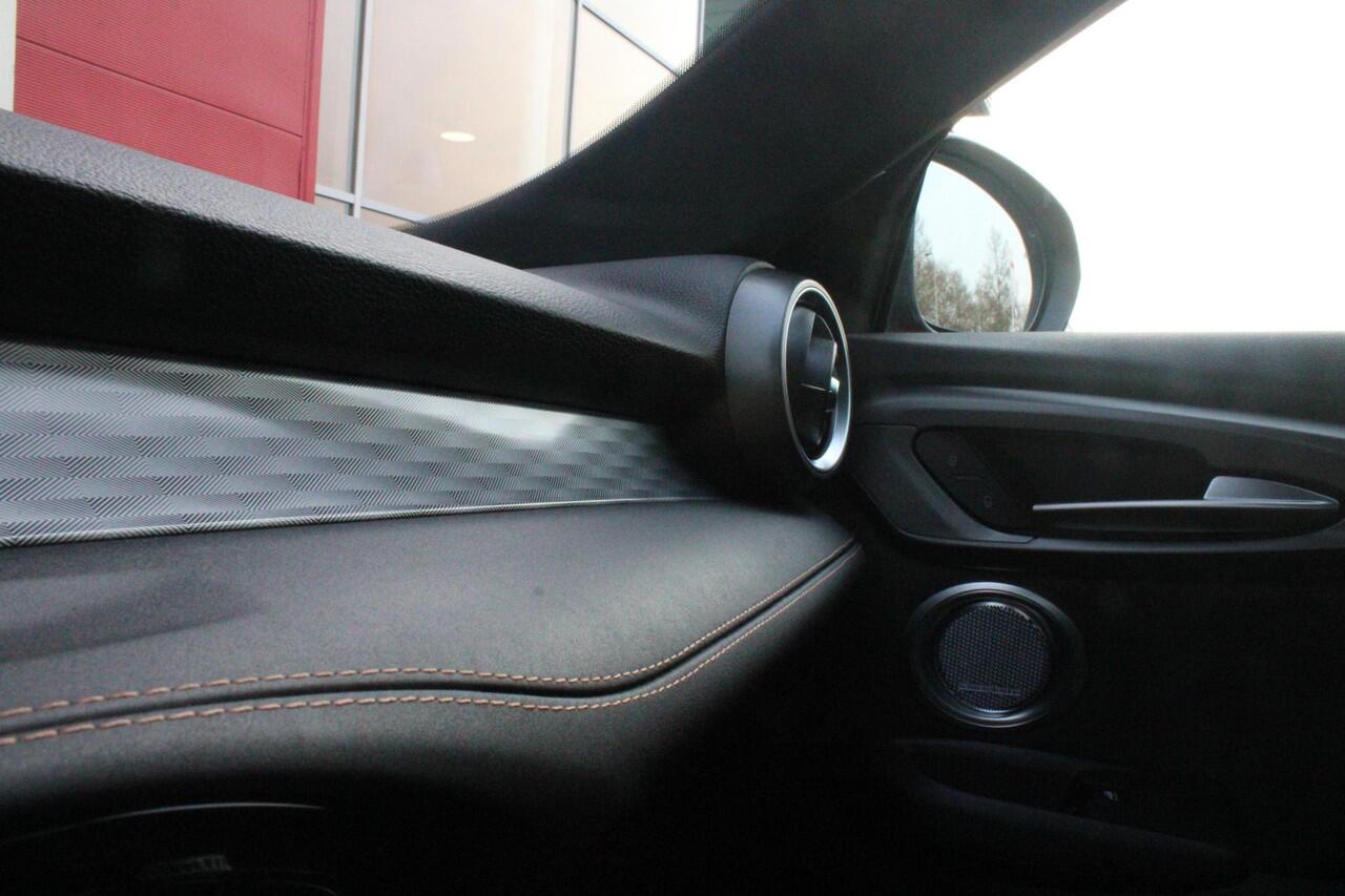 Alfa Romeo Tonale PHEV 280PK VELOCE | HARMAN/KARDON PREMIUM AUDIO | PREMIUM PACK: LEDEREN BEKLEDING/GEVENTILEERDE VOORSTOELEN/4-VOUDIG ELEKTRISCH VERSTELBARE LENDESTEUN VOORSTOELEN | WINTERPACK: STOEL/STUUR VERWARMING | STOEL VENTILATIE | TECHNOLOGY PACK: PARKEERWAARSCHUWI