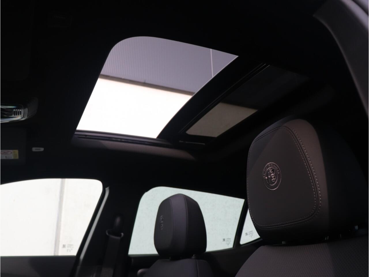 Alfa Romeo Tonale Ibrida Plug-In Q4 270 PK Veloce | Pano | LED | Harman | Leder