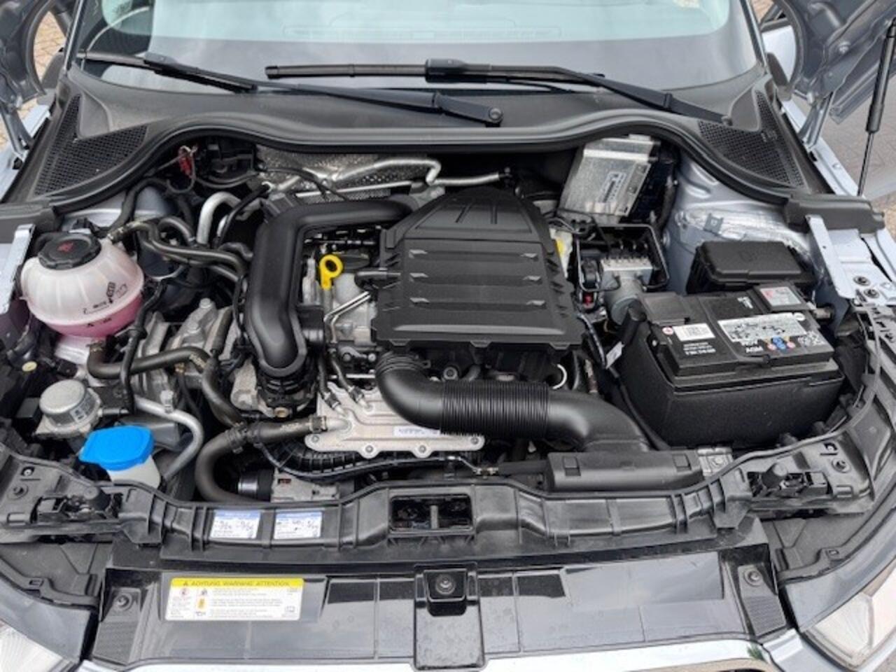 Audi A1 1.0 TFSI Adrenalin S-line en Navi. 17 inch. velgen