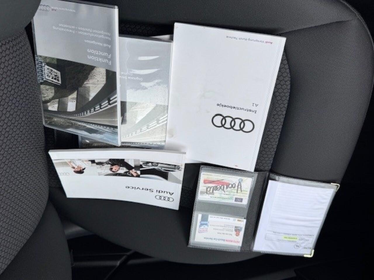 Audi A1 1.0 TFSI Adrenalin S-line en Navi. 17 inch. velgen