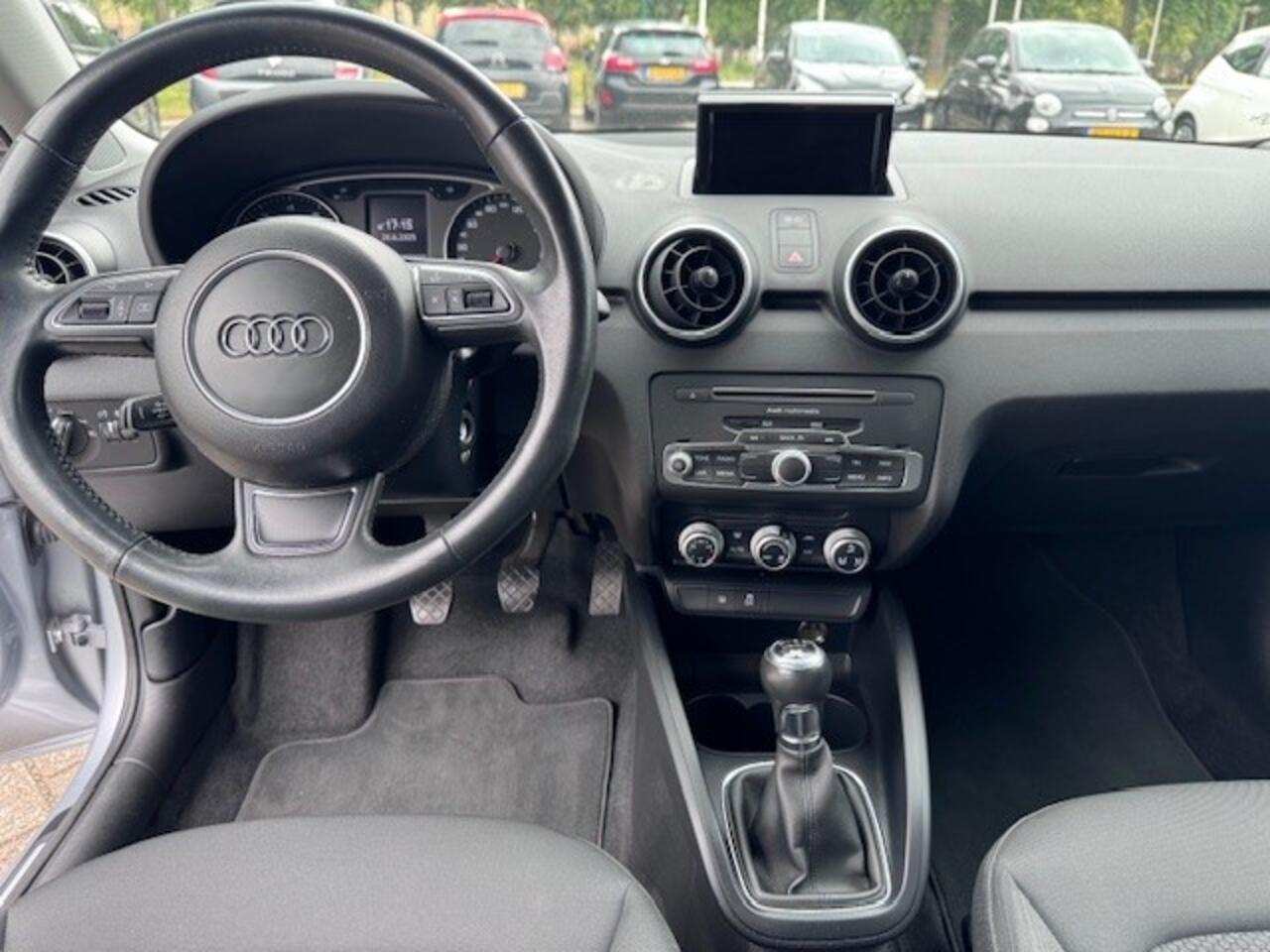 Audi A1 1.0 TFSI Adrenalin S-line en Navi. 17 inch. velgen