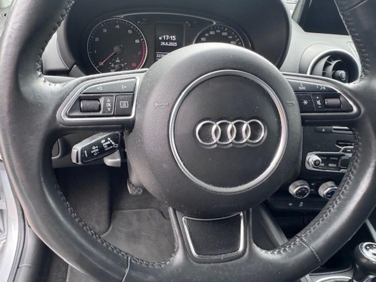 Audi A1 1.0 TFSI Adrenalin S-line en Navi. 17 inch. velgen