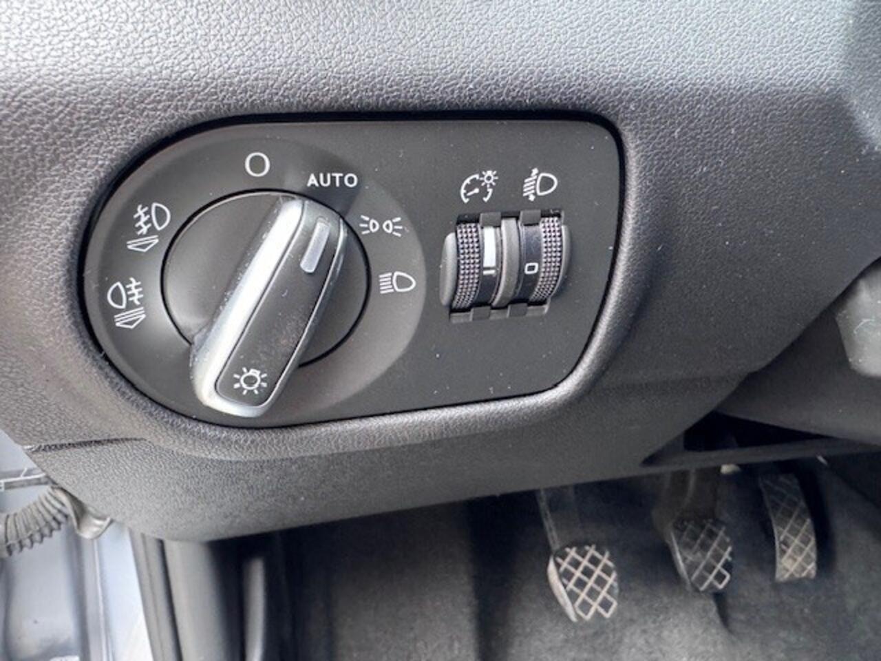 Audi A1 1.0 TFSI Adrenalin S-line en Navi. 17 inch. velgen