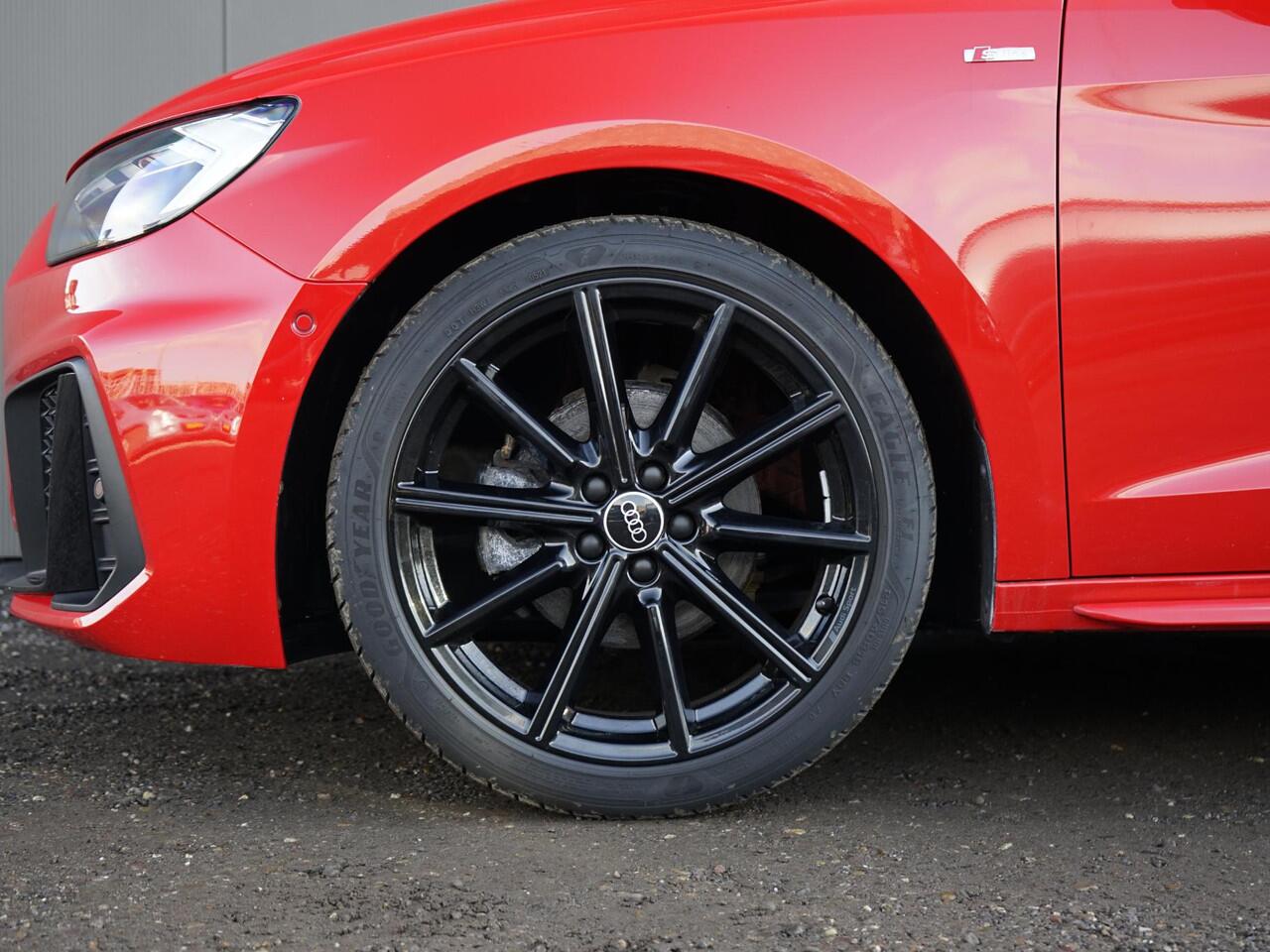 Audi A1 Sportback 30 TFSI S line Sportback Dealeronderh. / Optiek Pakket Zwart / Adaptive Cruise / LED / Ambiant Lighting / Sportstoelen