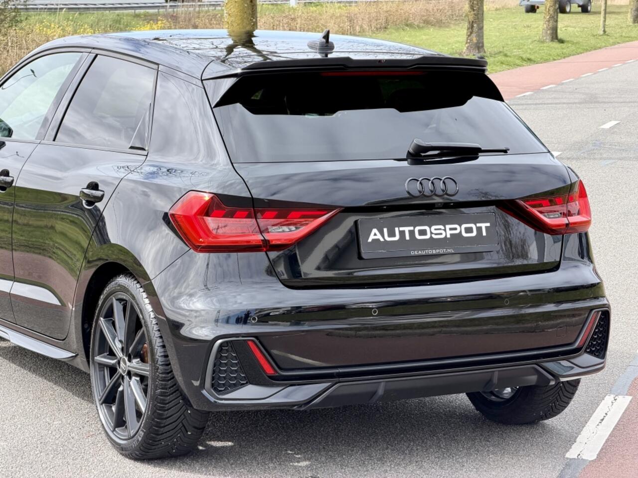 Audi A1 Sportpack 35 TFSI 150pk S-Line Matrix Sfeerverlichting Rode Stiksels