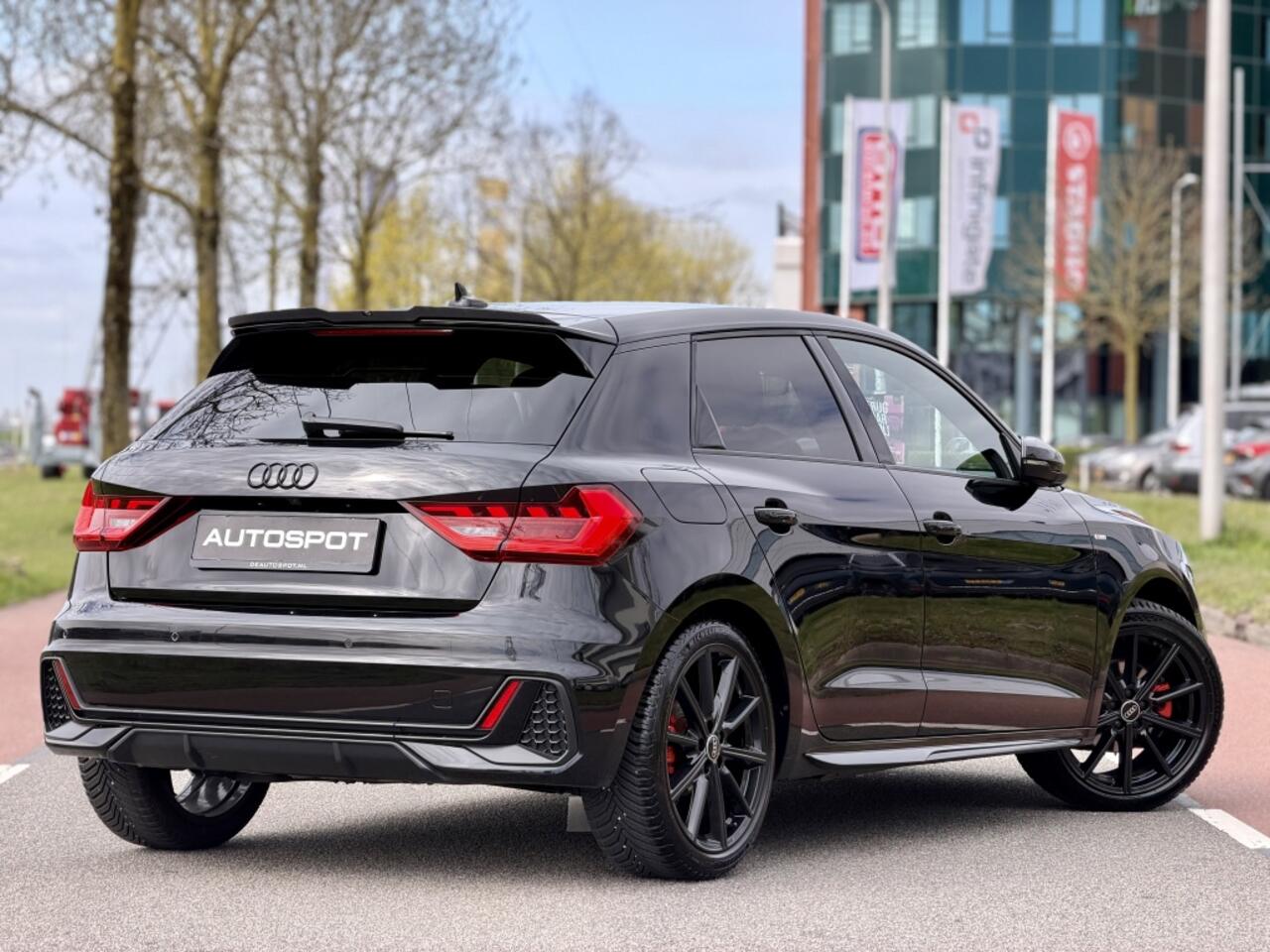 Audi A1 Sportpack 35 TFSI 150pk S-Line Matrix Sfeerverlichting Rode Stiksels