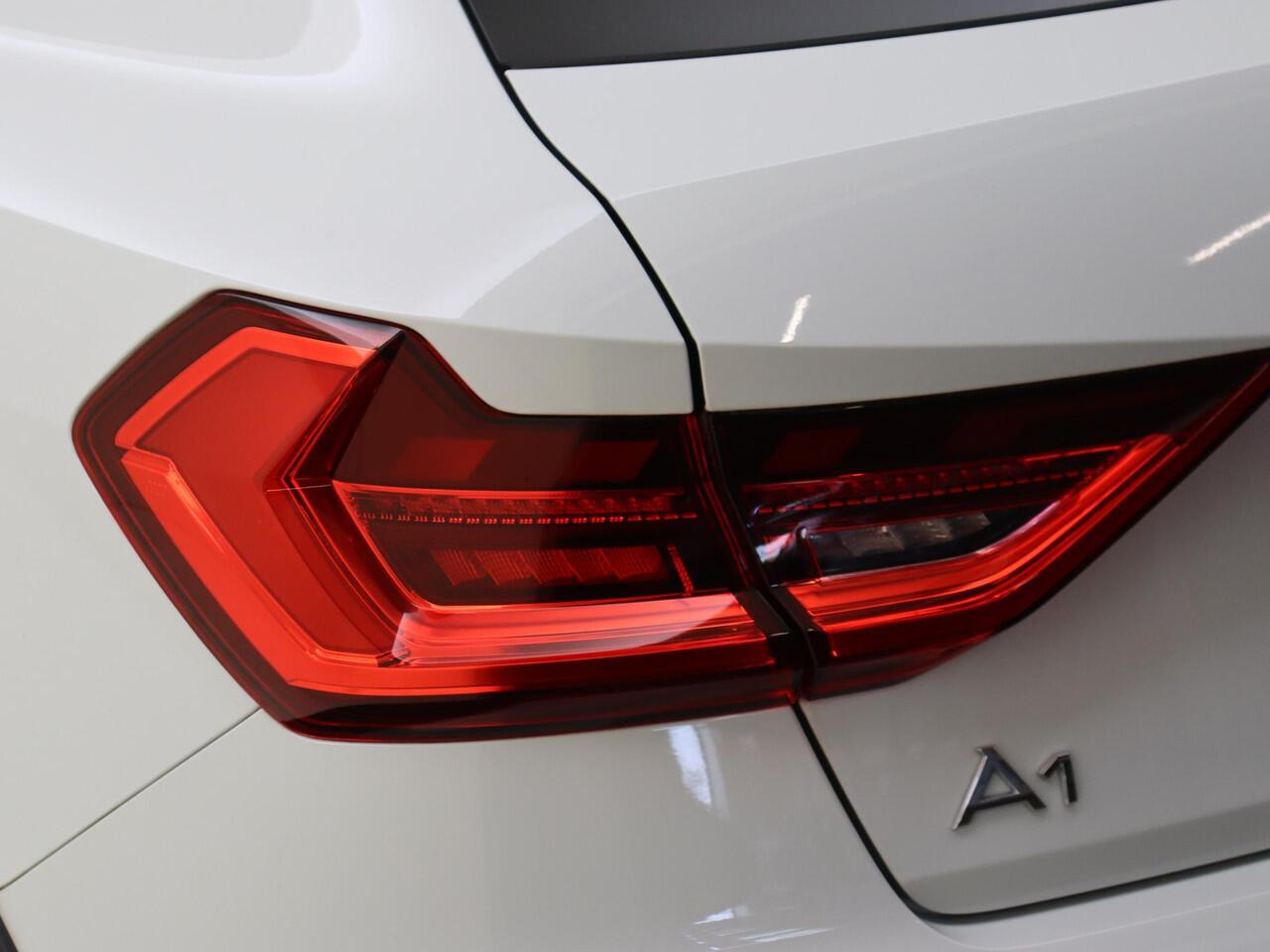 Audi A1 allstreet 30 TFSI Advanced edition | S-line interieur | LED verlichting | Stoelverwarming | Parkeersensoren | Keyless | CarPlay | Draadloze telefoonlader | Cruise control |