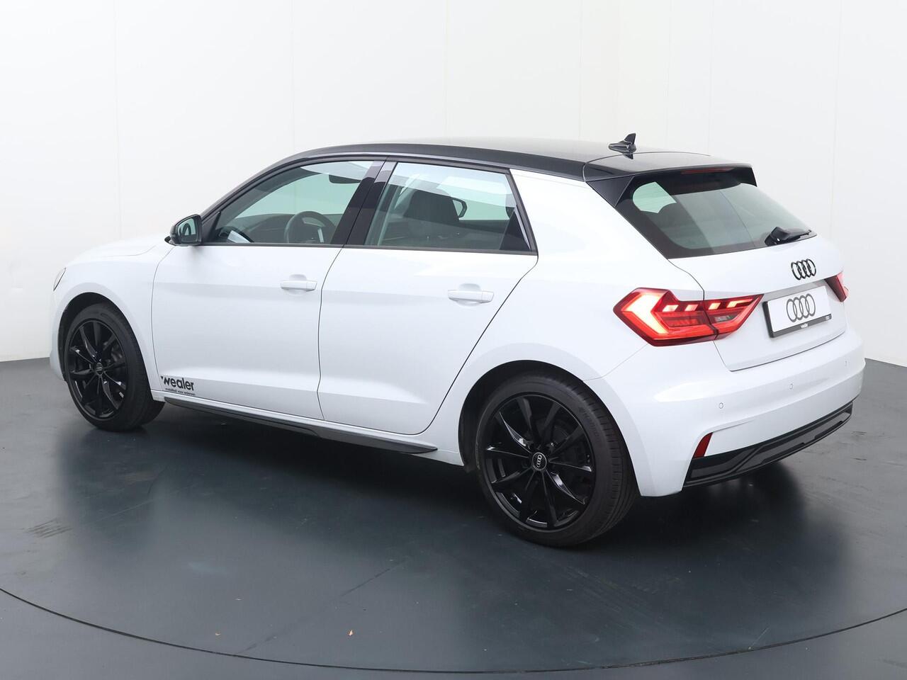 Audi A1 Sportback Advanced edition 25 TFSI 5-bak Audi Virtual cockpit | 17'' LMV Cruise control | LED achterlichten | Optiekpakket zwart | Parkeersensoren achter | Cruise control | Apple Carplay/Android Auto | Sportstuur plus