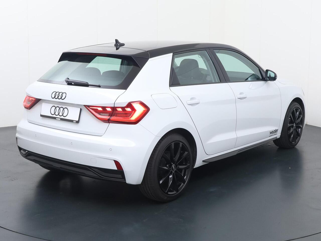 Audi A1 Sportback Advanced edition 25 TFSI 5-bak Audi Virtual cockpit | 17'' LMV Cruise control | LED achterlichten | Optiekpakket zwart | Parkeersensoren achter | Cruise control | Apple Carplay/Android Auto | Sportstuur plus
