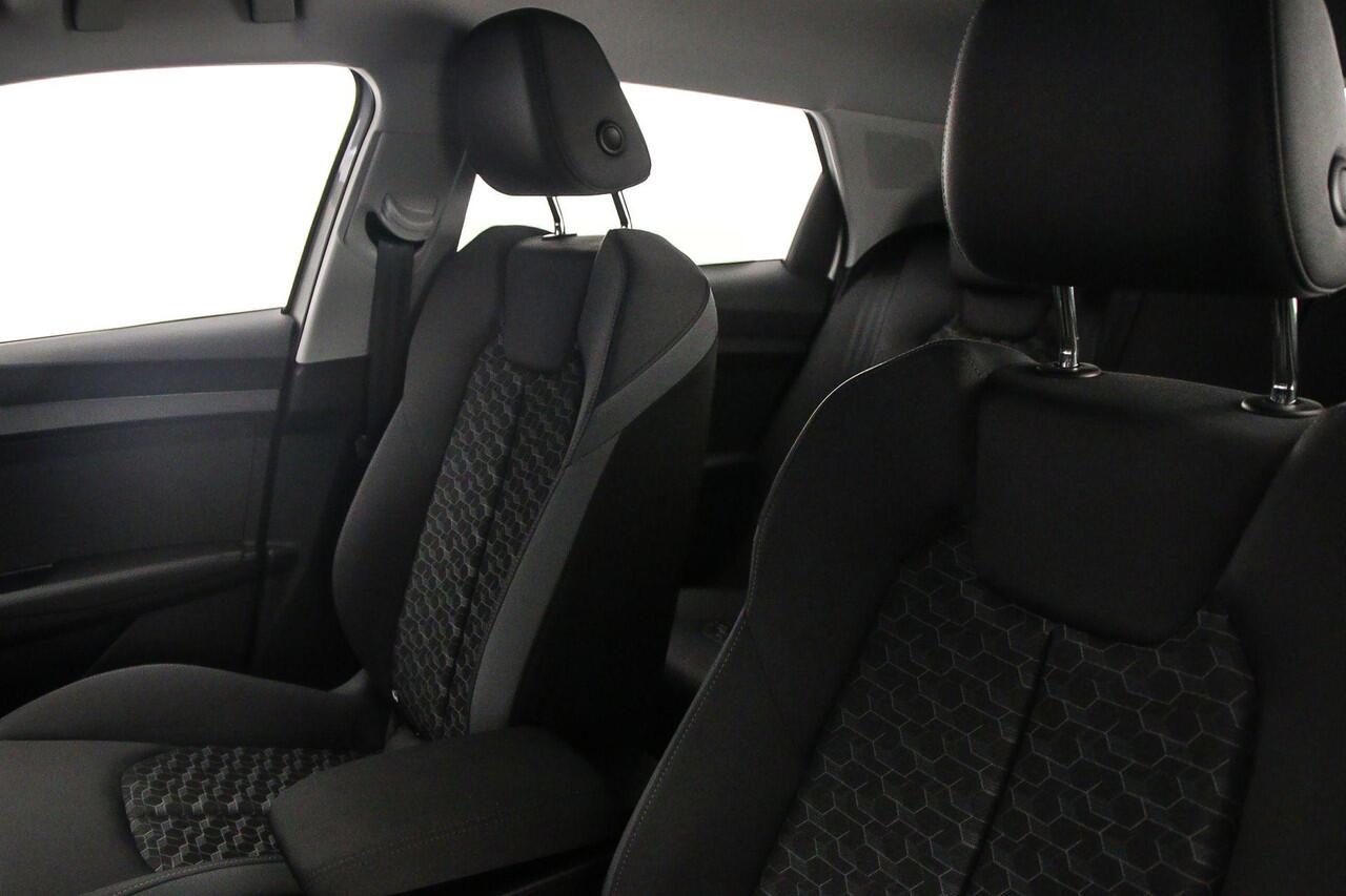 Audi A1 Sportback 25 TFSI S edition | ACC | Camera | Parkeersensoren | Full-led | Optiek zwart | Audi sound |