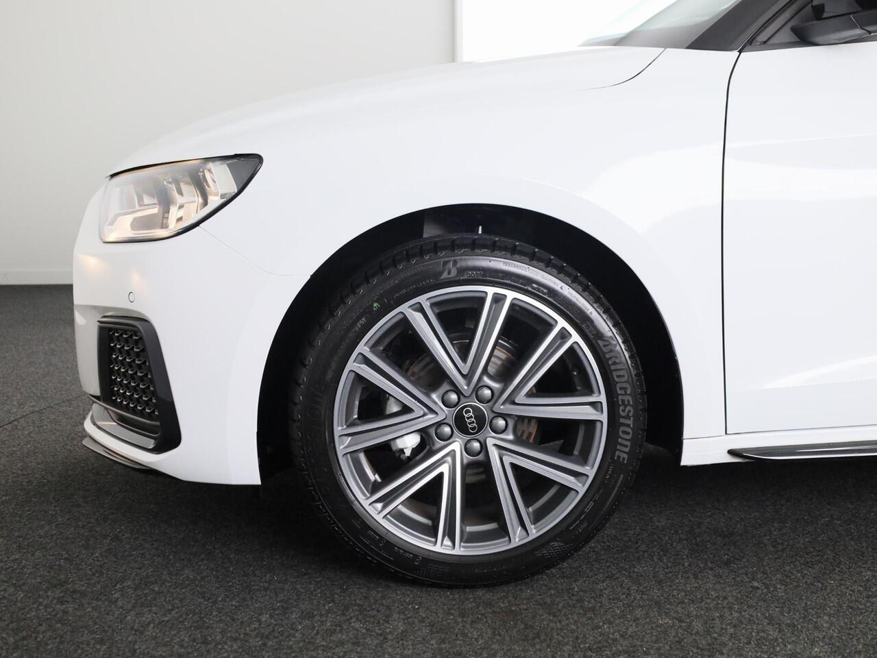 Audi A1 Sportback Advanced edition 25 TFSI 95 pk | Parkeerhulp plus | Automatische airco | Inklapbare buitenspiegels | Dak in contrast kleur |