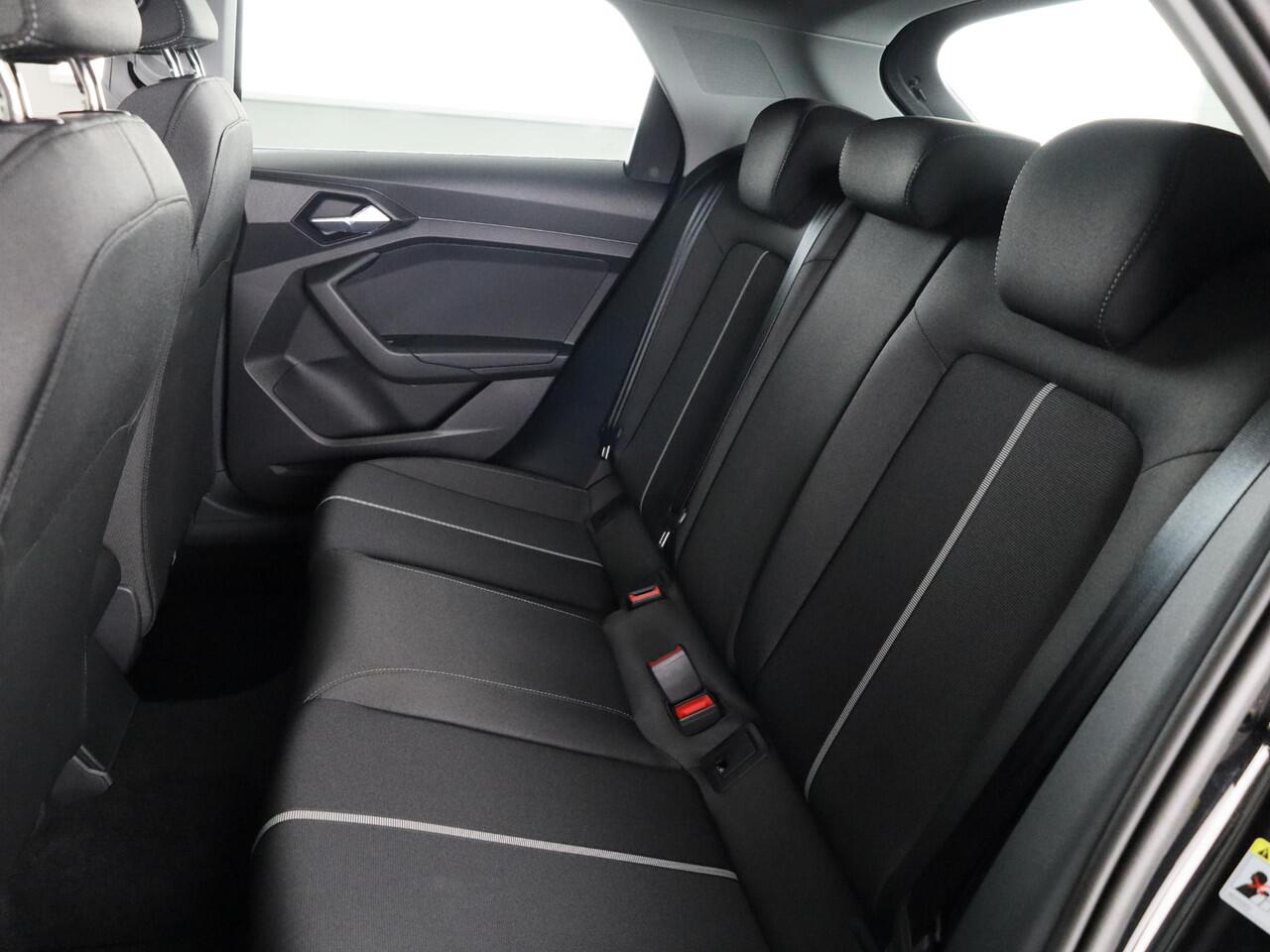 Audi A1 Sportback Advanced edition 25 TFSI 95 pk | Parkeerhulp plus | Automatische airco | Apple carplay | Dak in contrast kleur |