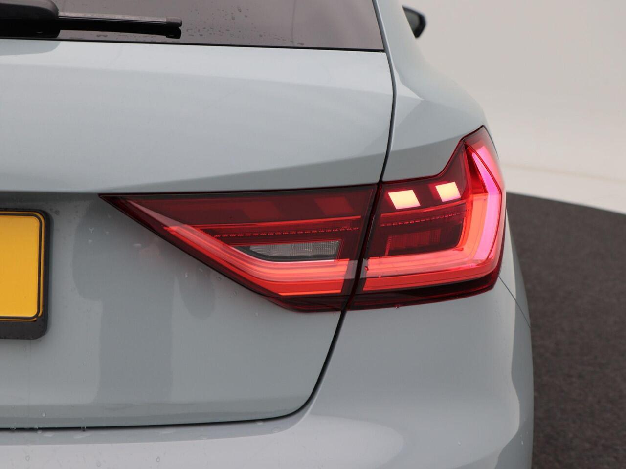 Audi A1 Sportback 30 TFSI | S edition | 116 PK | PDC voor en achter | 17 inch velgen | Privacyglas |