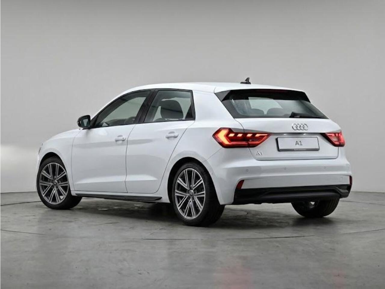 Audi A1 Sportback Advanced edition 25 TFSI 95 pk | Sportstoelen | Ledlampen voor en achter | Optiekpakket zwart plus | Spiegels inklapbaar |