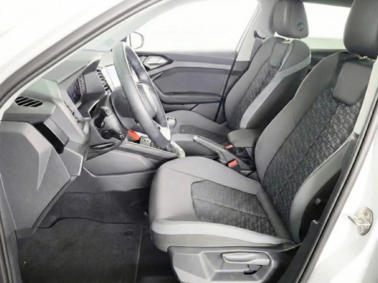 Audi A1 Sportback Advanced edition 25 TFSI 95 pk | Sportstoelen | Ledlampen voor en achter | Optiekpakket zwart plus | Spiegels inklapbaar |