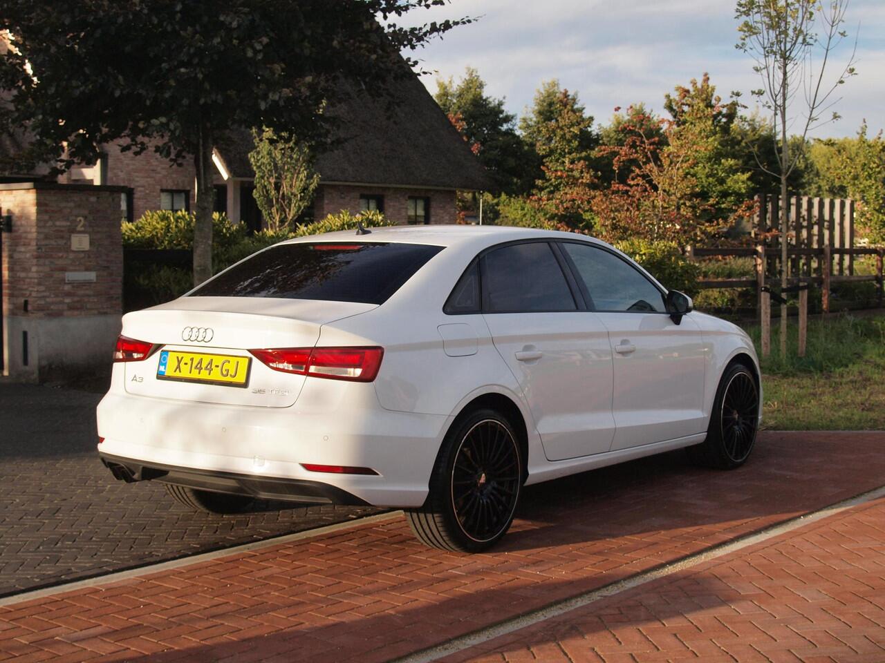 Audi A3 Limousine 35 TFSI CoD Pro Line | 19 Inch | Navigatie | Privacy glas |