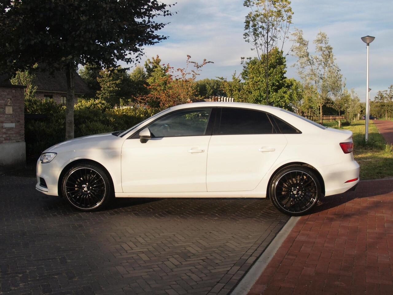 Audi A3 Limousine 35 TFSI CoD Pro Line | 19 Inch | Navigatie | Privacy glas |