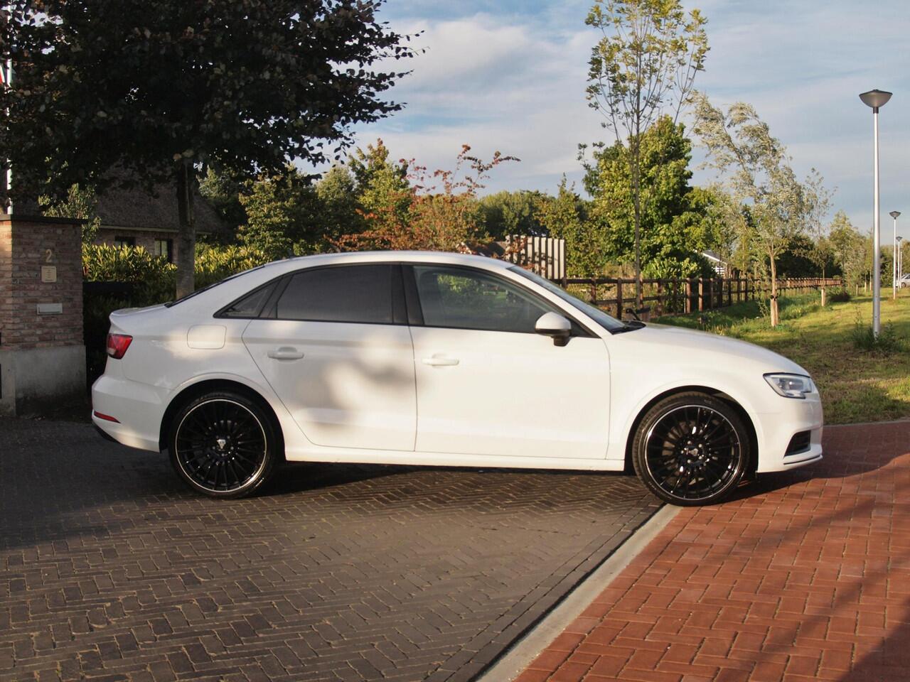 Audi A3 Limousine 35 TFSI CoD Pro Line | 19 Inch | Navigatie | Privacy glas |