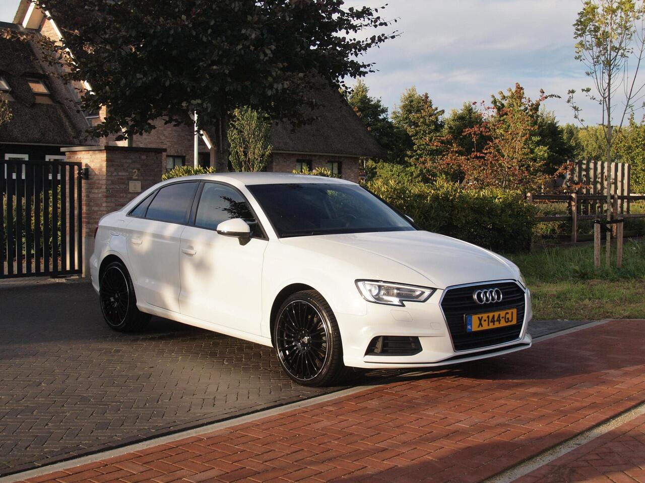 Audi A3 Limousine 35 TFSI CoD Pro Line | 19 Inch | Navigatie | Privacy glas |