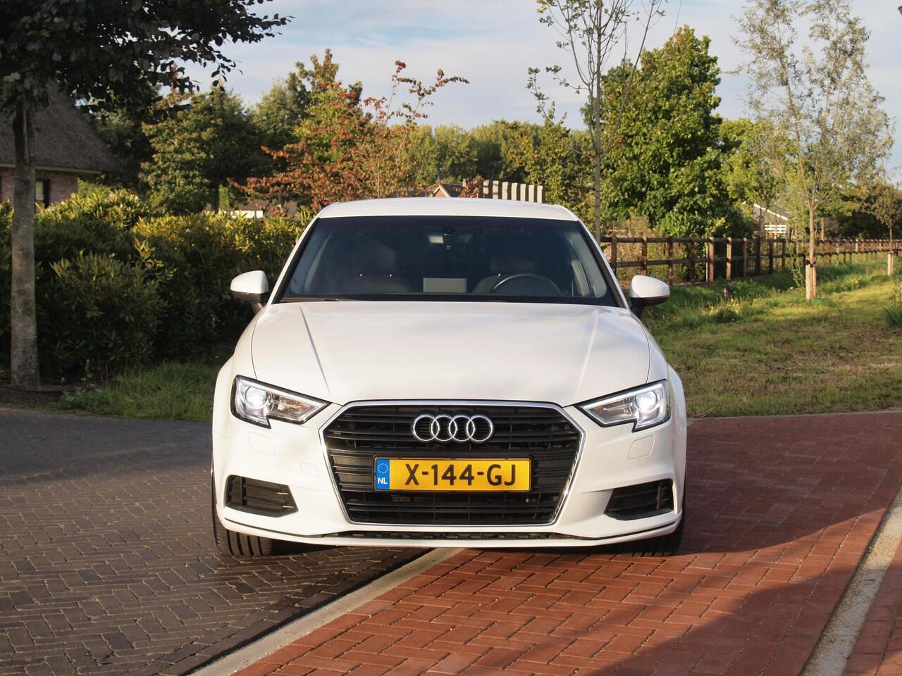 Audi A3 Limousine 35 TFSI CoD Pro Line | 19 Inch | Navigatie | Privacy glas |