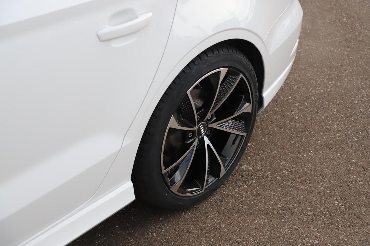 Audi A3 Limousine 30 TFSI Sport S Line Edition Automaat Half Leder Sportstoelen Nieuwe 18 inch Velgen Vredestein All-season Banden! Full LED Navigatie Bluetooth Climate Cruise Parkeersensor