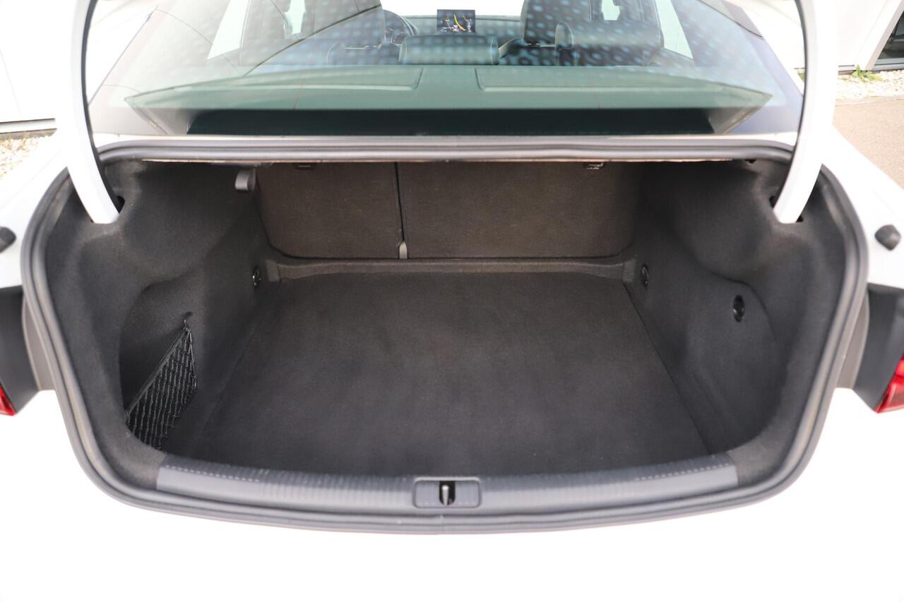 Audi A3 Limousine 30 TFSI Sport S Line Edition Automaat Half Leder Sportstoelen Nieuwe 18 inch Velgen Vredestein All-season Banden! Full LED Navigatie Bluetooth Climate Cruise Parkeersensor