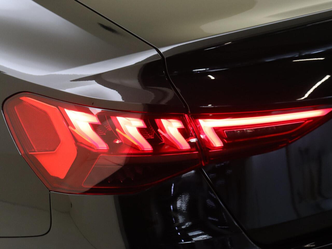 Audi A3 Limousine 35 TFSI S edition | Parkeersensoren achter | Cruise control | CarPlay | Audi virtual cockpit | Electronic climate control | Full LED | Navigatie |