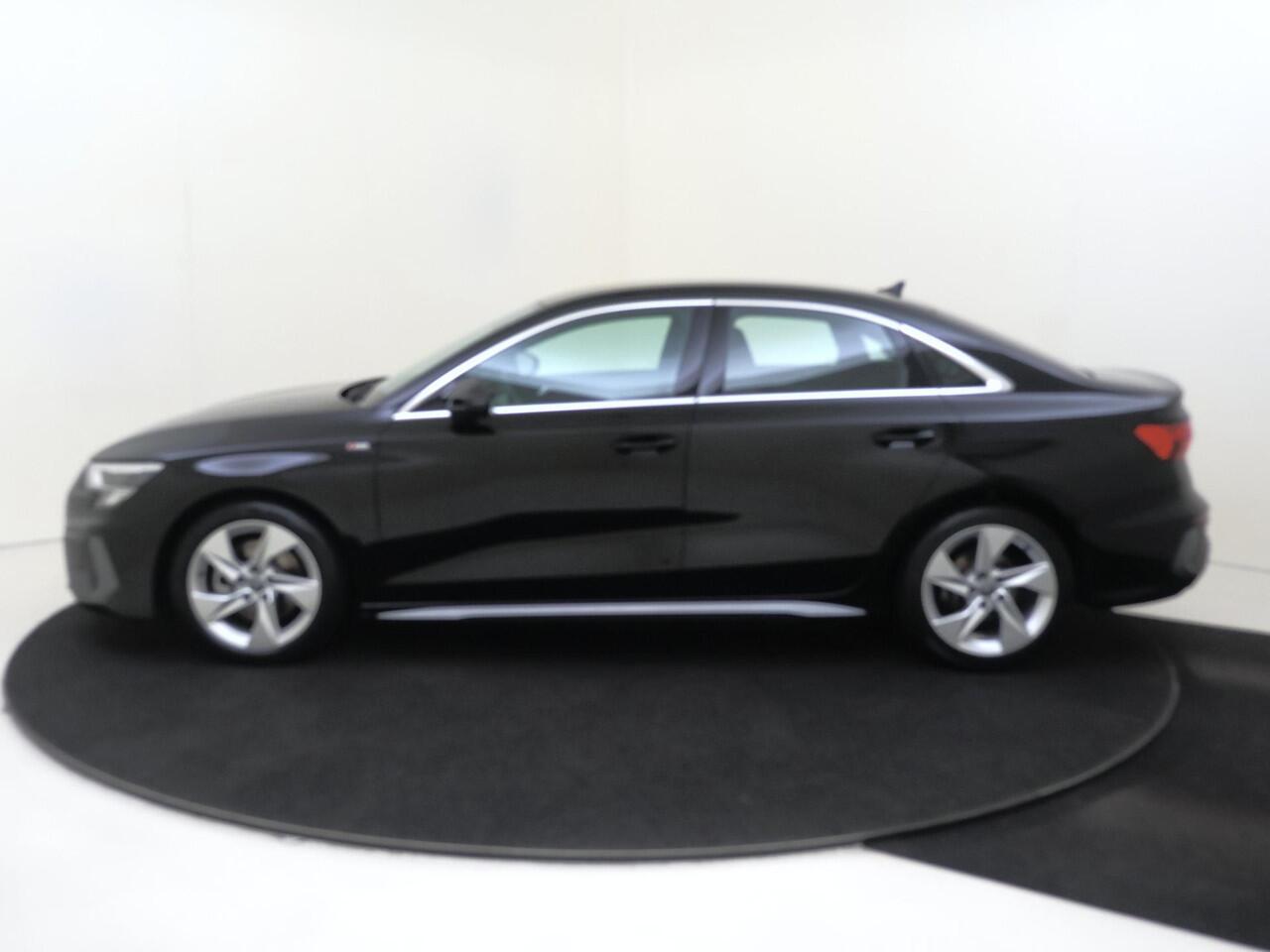Audi A3 Limousine 35 TFSI S edition | Parkeersensoren achter | Cruise control | CarPlay | Audi virtual cockpit | Electronic climate control | Full LED | Navigatie |