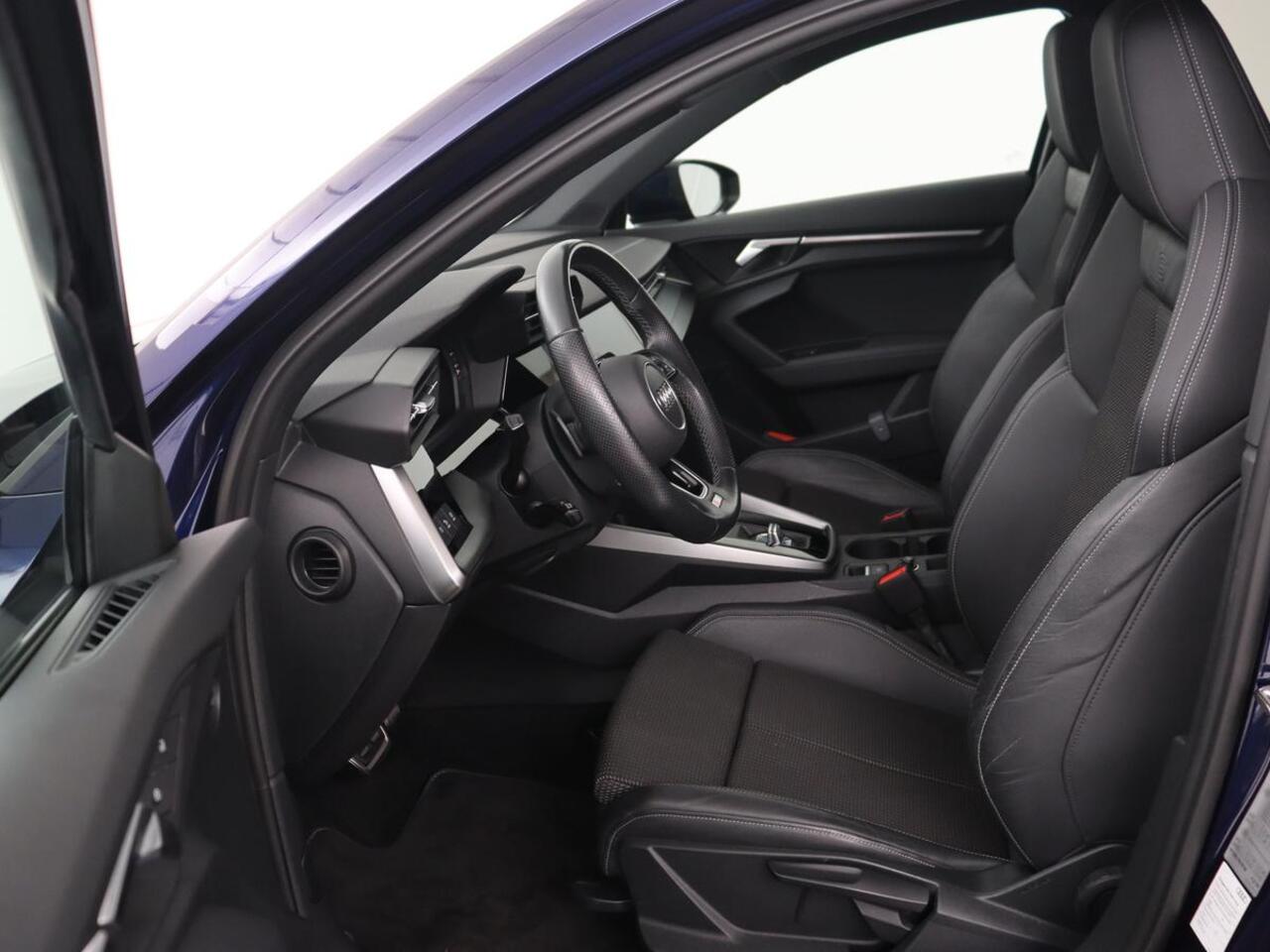 Audi A3 35 TFSI S edition | Panoramadak | Virtual Cockpit | Full LED | Carplay | Sportstoelen | Half leder | Navigatie | Climate control | Parkeerhulp | Bluetooth