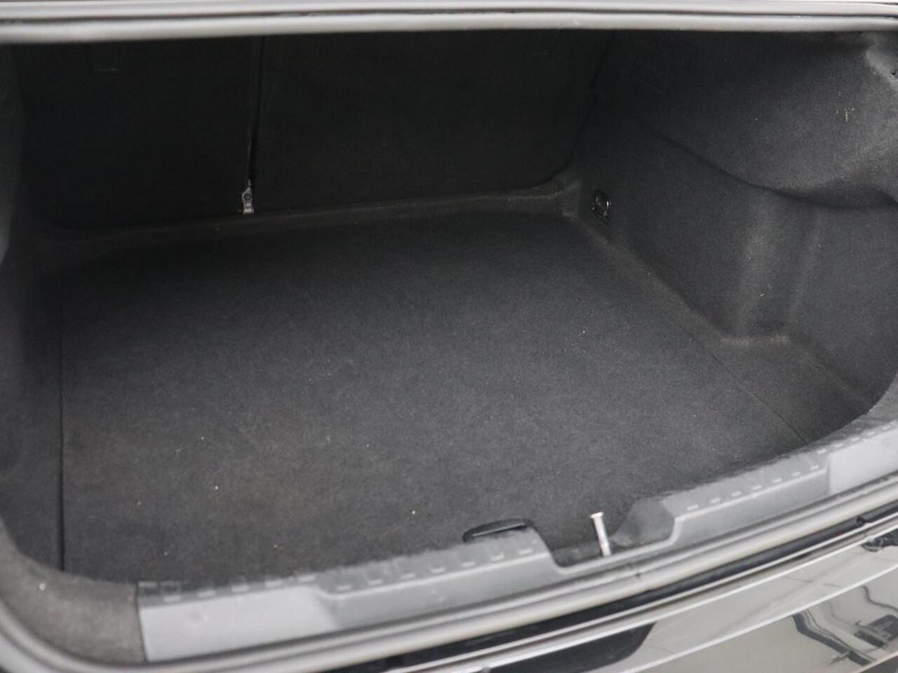 Audi A3 35 TFSI S edition | Carplay | Navigatie | Sportstoelen | Half leder | Full LED | Camera | Virtual Cockpit | 19'' | Climate control | Bluetooth | Cruise control | S Line