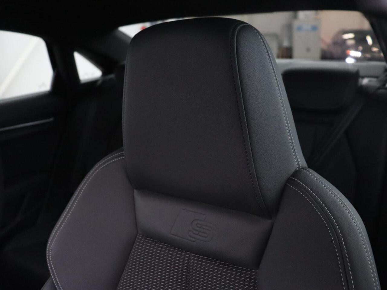 Audi A3 35 TFSI S edition | Carplay | Navigatie | Sportstoelen | Half leder | Full LED | Camera | Virtual Cockpit | 19'' | Climate control | Bluetooth | Cruise control | S Line