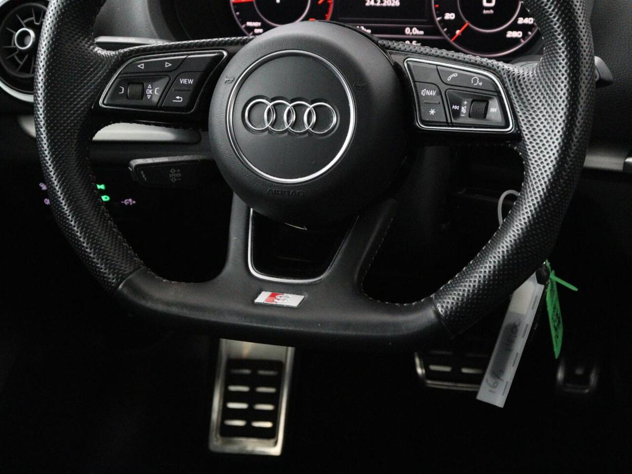 Audi A3 35 TFSI Advance Sport | Panoramadak | S-Line | Stoelverwarming | Half leder | Carplay | Virtual Cockpit | Navigatie | Cruise control | Full LED | DAB | Sportstoelen | Parkeerhulp