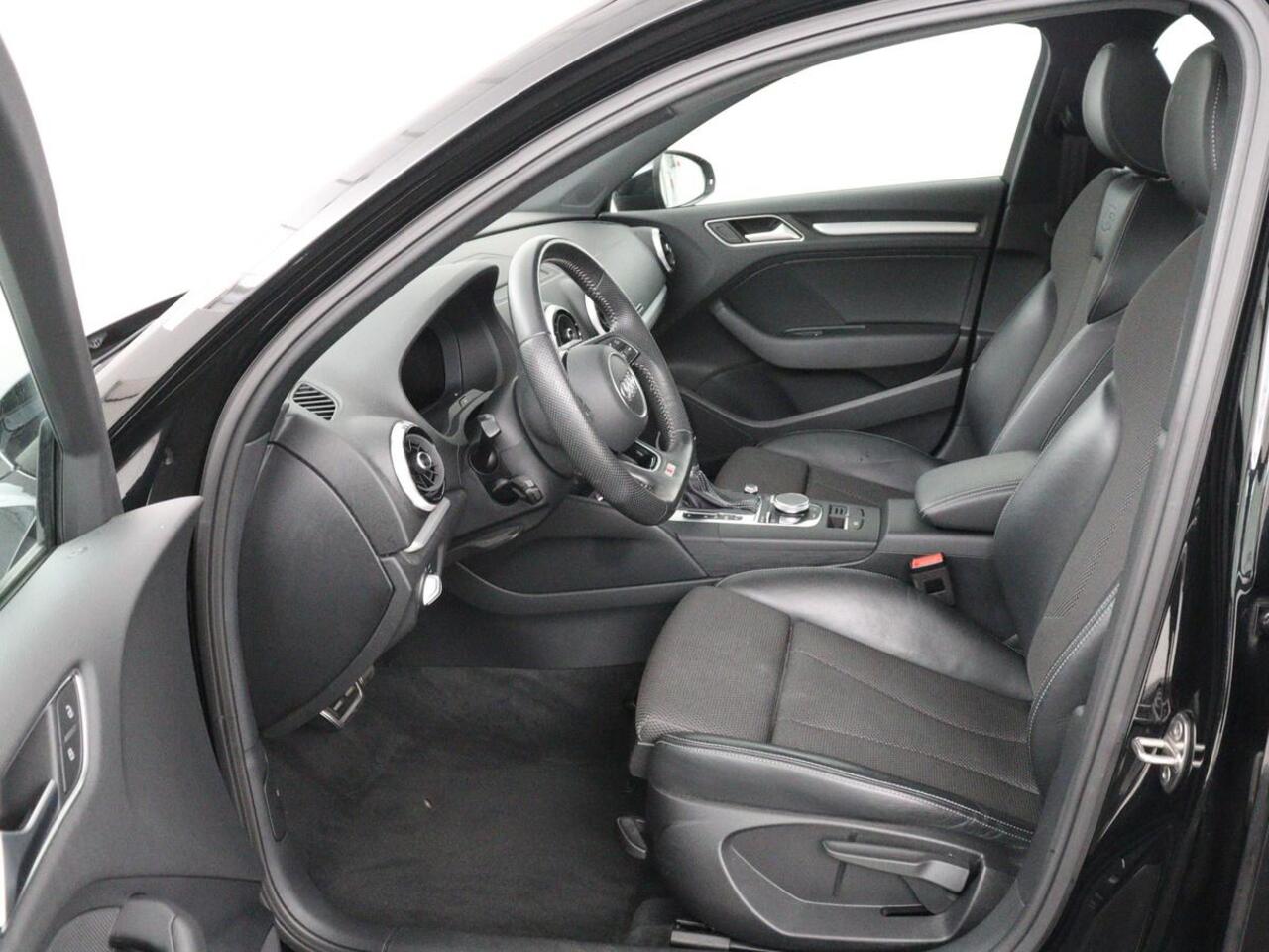 Audi A3 35 TFSI Advance Sport | Panoramadak | S-Line | Stoelverwarming | Half leder | Carplay | Virtual Cockpit | Navigatie | Cruise control | Full LED | DAB | Sportstoelen | Parkeerhulp