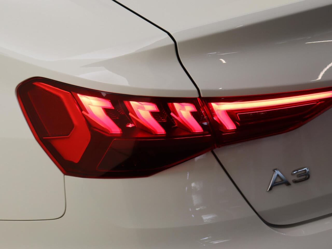 Audi A3 Limousine 30 TFSI Business edition | Full LED verlichting | Navigatie Plus | Cruise control | Draadloze telefoonlader | CarPlay | Digital cockpit | Parkeersensoren achter |