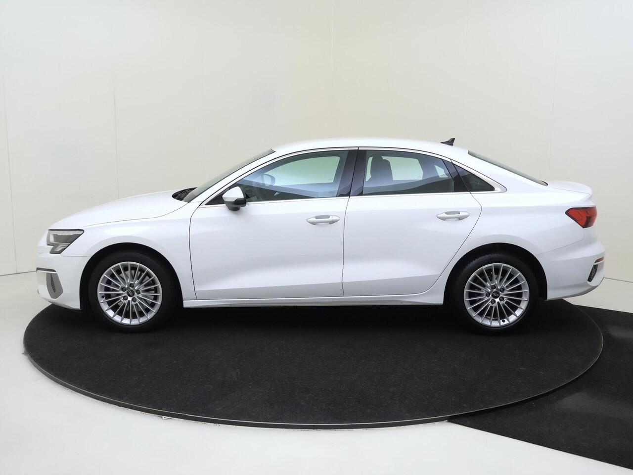 Audi A3 Limousine 30 TFSI Business edition | Full LED verlichting | Navigatie Plus | Cruise control | Draadloze telefoonlader | CarPlay | Digital cockpit | Parkeersensoren achter |