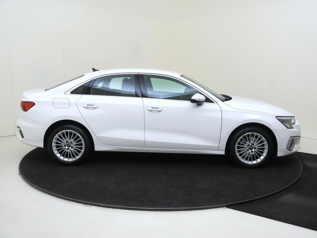 Audi A3 Limousine 30 TFSI Business edition | Full LED verlichting | Navigatie Plus | Cruise control | Draadloze telefoonlader | CarPlay | Digital cockpit | Parkeersensoren achter |