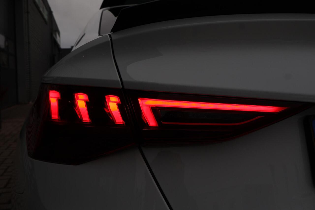 Audi A3 Limousine 30 TFSI S edition 1e Eigenaar | NL-Auto | Dealer Onderh | PANO | BTW | Maxton | Matrix LED | Stoelverwarming | Pre Sense | Climate | Keyless | Carplay | Navi | PDC