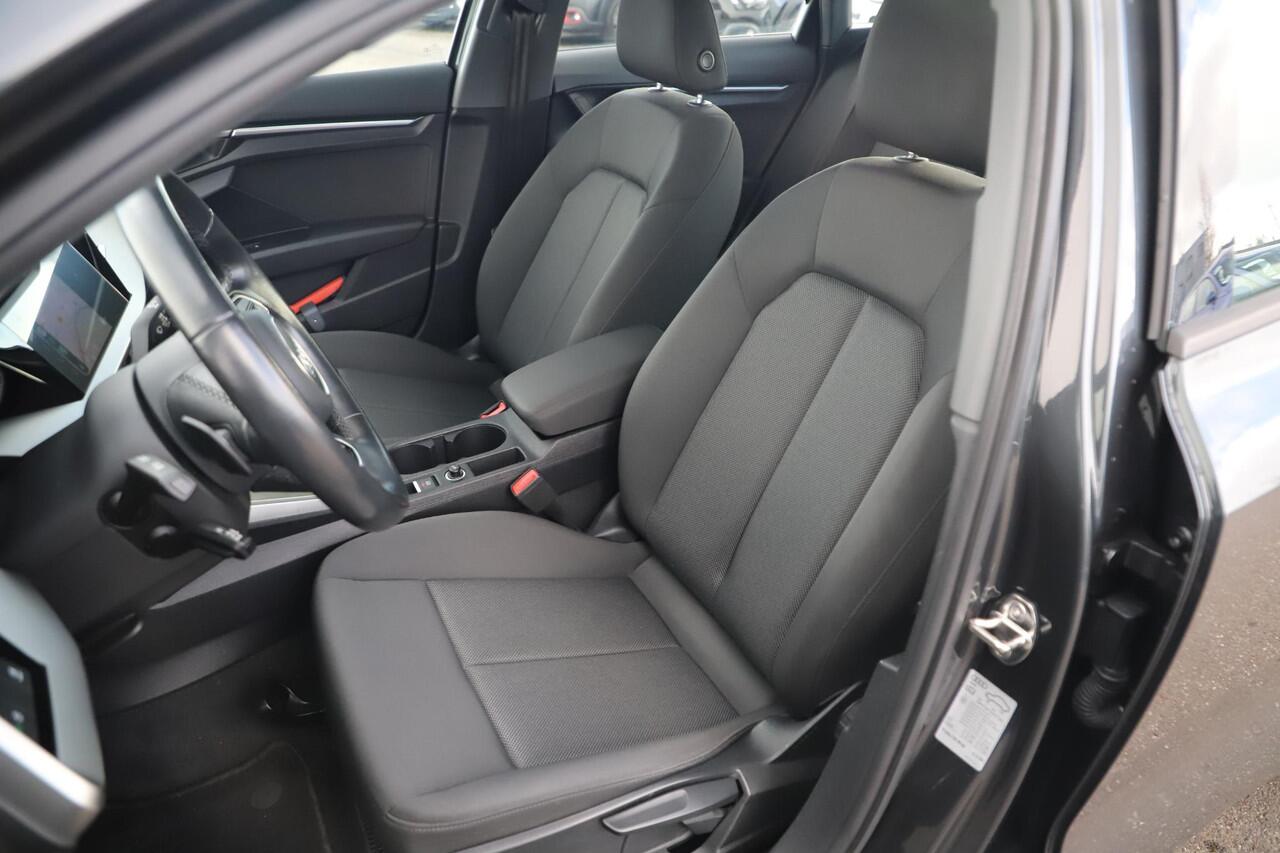 Audi A3 Limousine 30 TFSI Pro Line Automaat Black Edition Navigatie Carplay Android Climate Cruise Control Parkeersensor LED Rijstrooksensor 18 inch RS Look Velgen All-season banden!