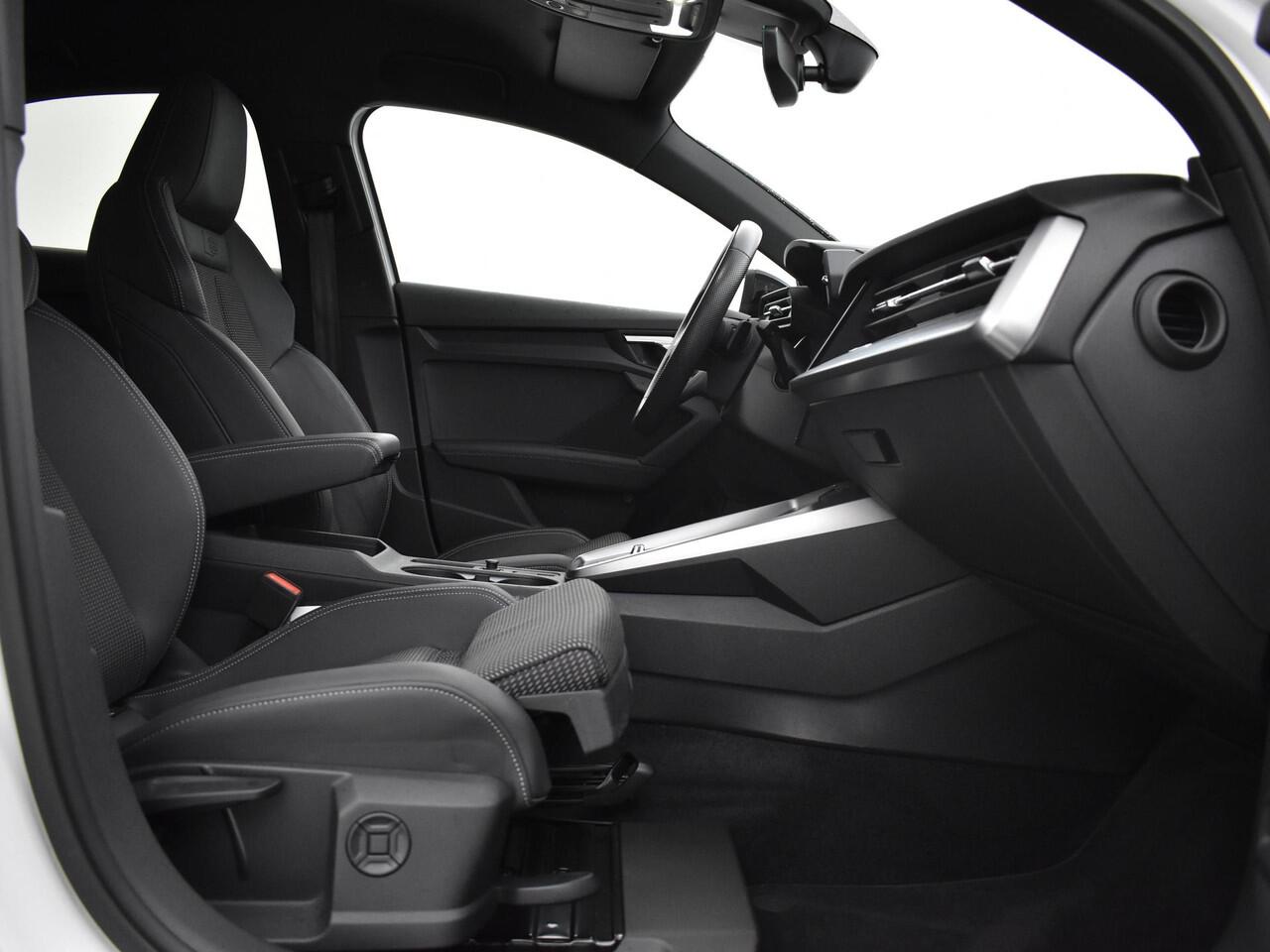 Audi A3 Limousine 30 TFSI 110pk S-tronic Edition One · S Line · Apple/Android Car Play · Navigatie · Afneembare Trekhaak · P-Sensoren · 18'' Inch · Garantie t/m 13-03-2028 of 100.000km