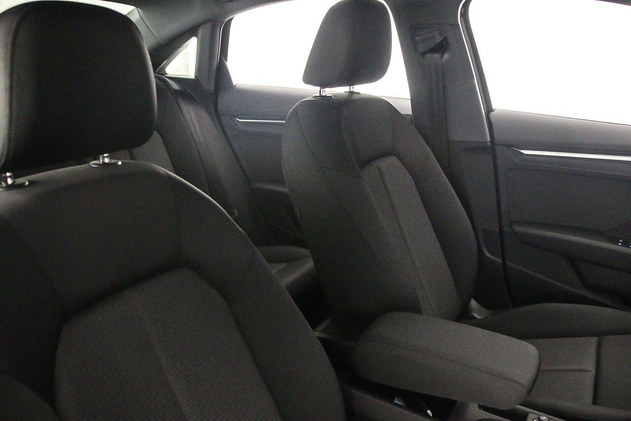 Audi A3 Limousine 30 TFSI Business edition | Cruise control | Carplay | Parkeer sensoren |