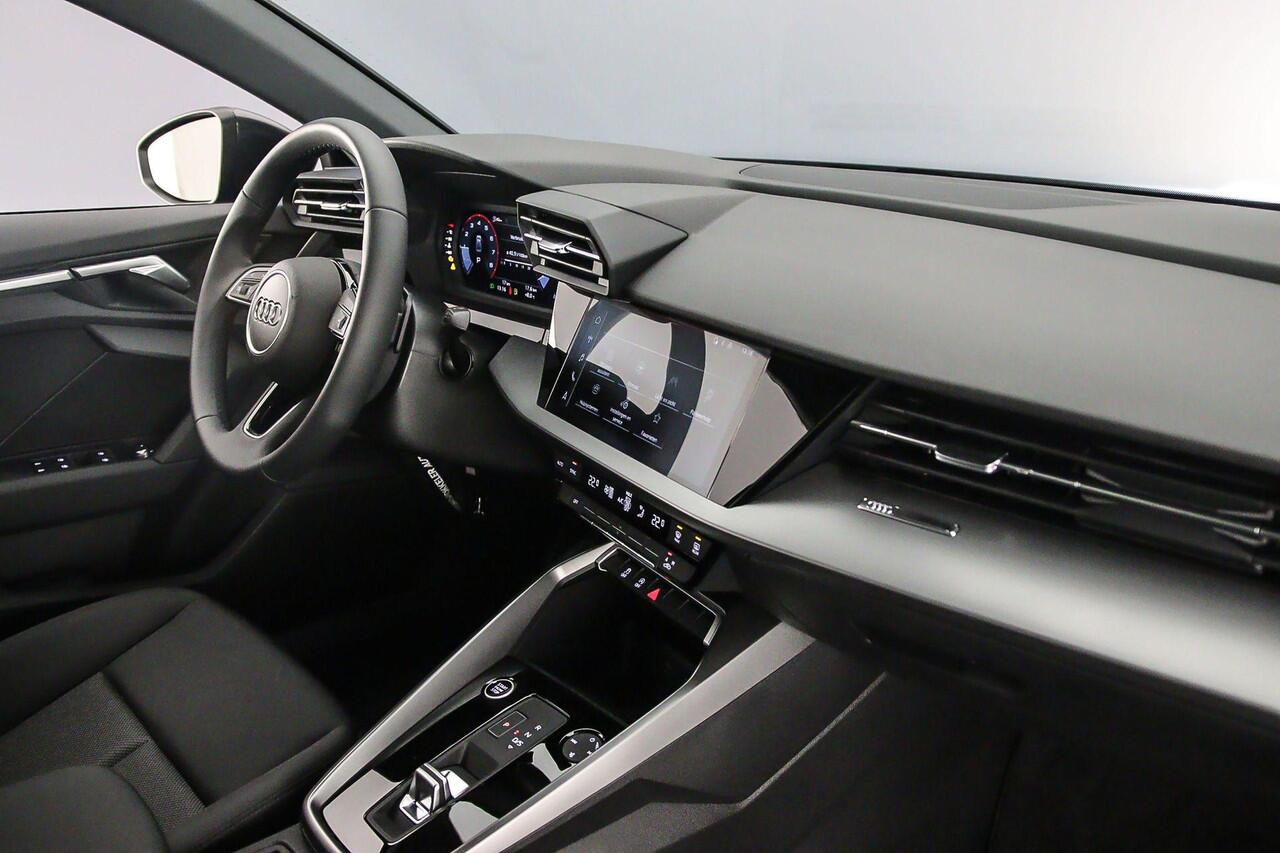 Audi A3 Limousine 30 TFSI Business edition | Cruise control | Carplay | Parkeer sensoren |