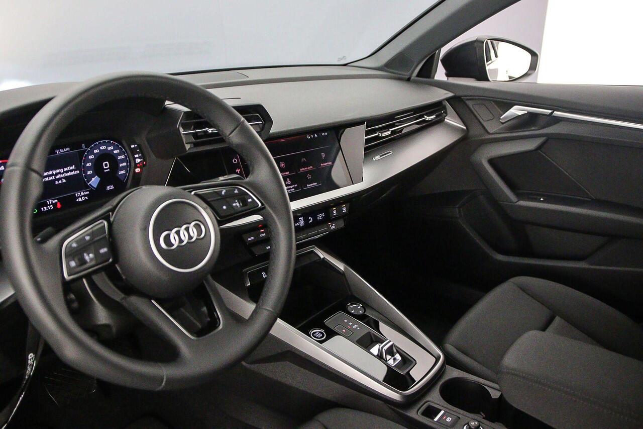 Audi A3 Limousine 30 TFSI Business edition | Cruise control | Carplay | Parkeer sensoren |