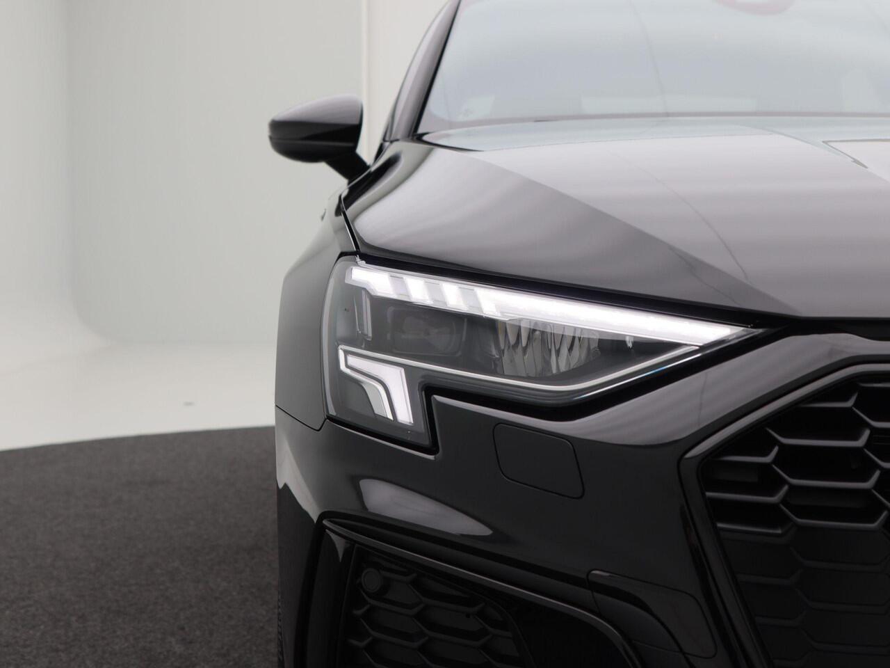 Audi A3 Limousine 30 TFSi Automaat S-Line | Zwart Optiek | LED | Keyless | Navigatiesysteem | CarPlay | Digitaal Dashboard | Adaptive Cruise | 18 Inch | 11.292 Km!!