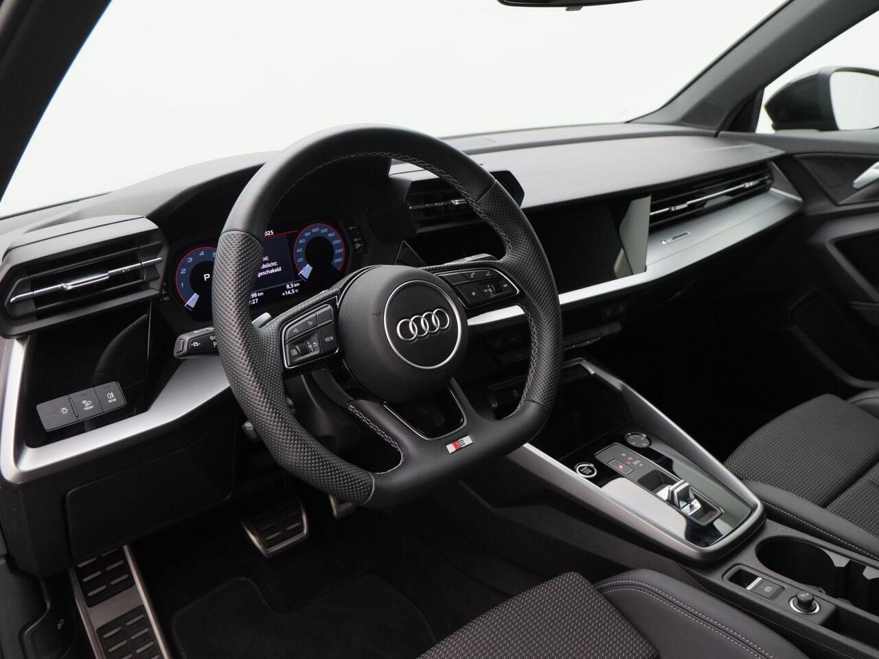 Audi A3 Limousine 30 TFSi Automaat S-Line | Zwart Optiek | LED | Keyless | Navigatiesysteem | CarPlay | Digitaal Dashboard | Adaptive Cruise | 18 Inch | 11.292 Km!!