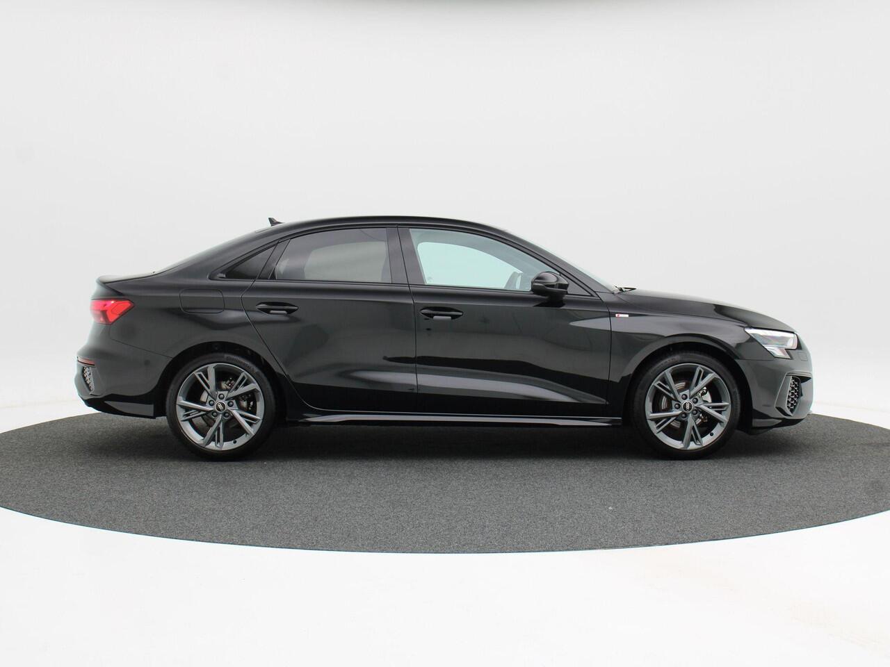 Audi A3 Limousine 30 TFSi Automaat S-Line | Zwart Optiek | LED | Keyless | Navigatiesysteem | CarPlay | Digitaal Dashboard | Adaptive Cruise | 18 Inch | 11.292 Km!!