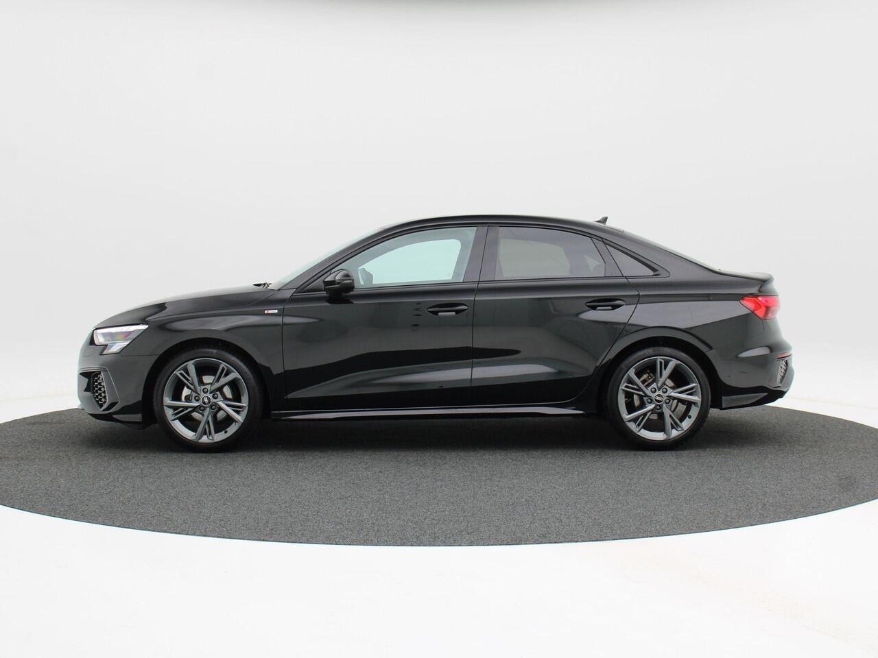 Audi A3 Limousine 30 TFSi Automaat S-Line | Zwart Optiek | LED | Keyless | Navigatiesysteem | CarPlay | Digitaal Dashboard | Adaptive Cruise | 18 Inch | 11.292 Km!!