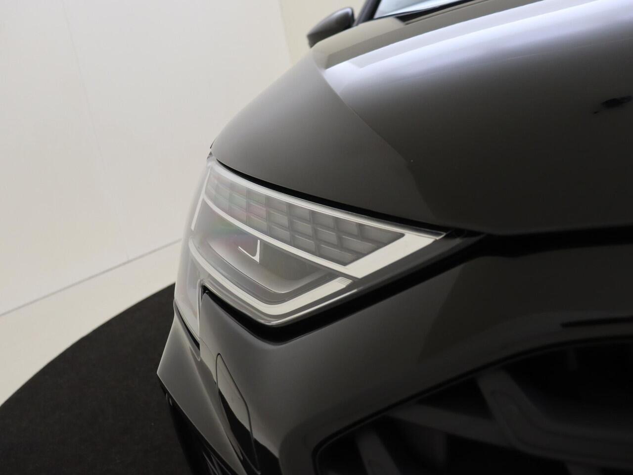 Audi A3 Limousine 35 TFSI S edition | Panoramadak | SONOS audio | Parkeerassistent | Achteruitrijcamera | Adaptieve cruise control | Virtual cockpit Plus | Alcantara/leder bekleding | Navigatie |