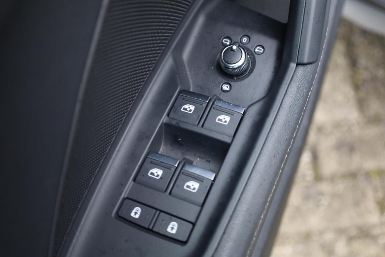 Audi A3 Limousine 30 TFSI S edition 110PK / 81kW panoramadak stoelverwarming s-Line in en exterieur trekhaak half leder dynamische richtingaanwijzers digital cockpit pro navigatie