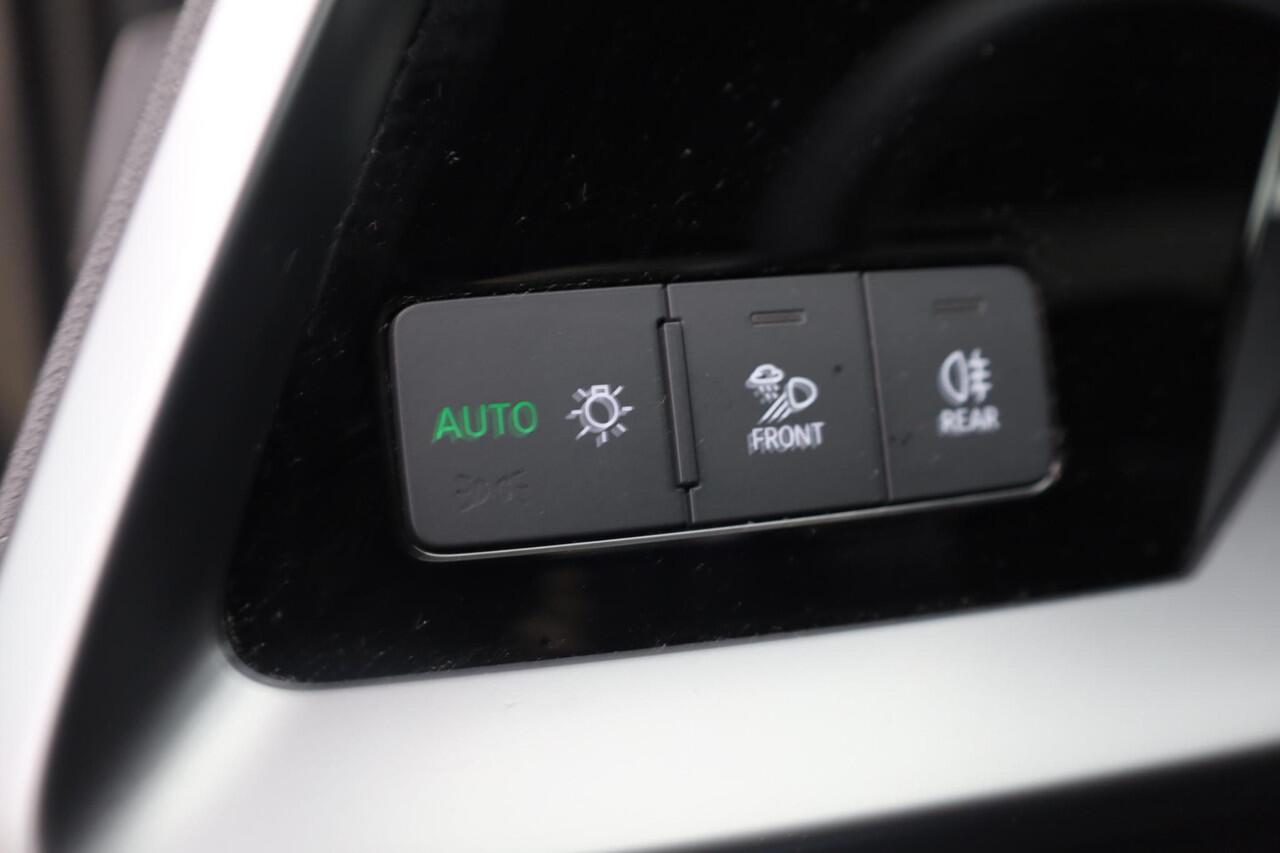 Audi A3 Limousine 30 TFSI S edition 110PK / 81kW panoramadak stoelverwarming s-Line in en exterieur trekhaak half leder dynamische richtingaanwijzers digital cockpit pro navigatie