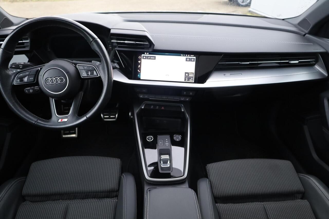 Audi A3 Limousine 30 TFSI S edition 110PK / 81kW panoramadak stoelverwarming s-Line in en exterieur trekhaak half leder dynamische richtingaanwijzers digital cockpit pro navigatie